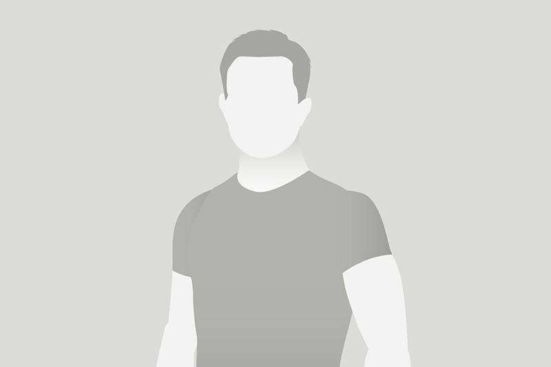 Silhouette eines Mannes in einem grauen T-Shirt vor grauem Hintergrund. Gesicht und Merkmale sind nicht erkennbar.