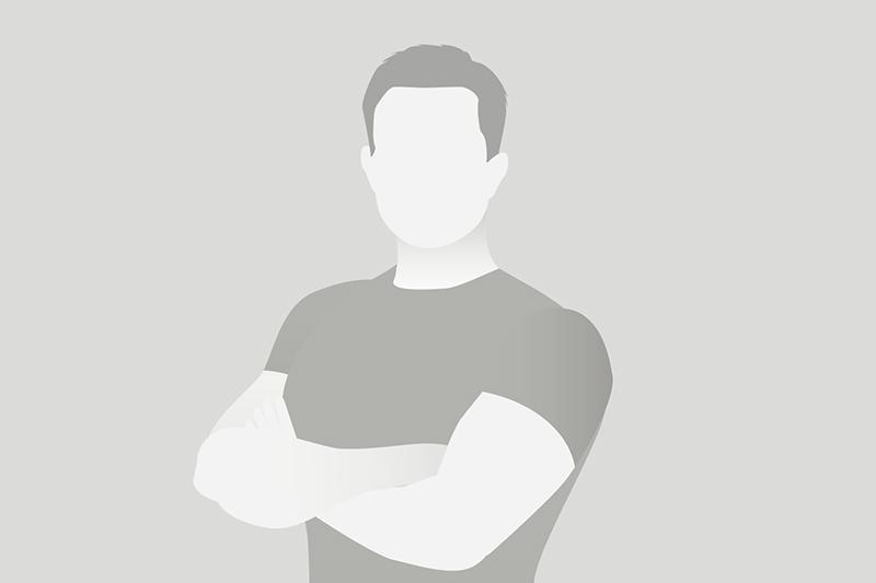 Graue Silhouette eines Mannes mit verschr&auml;nkten Armen auf hellem Hintergrund.