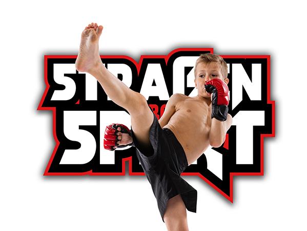 Junge führt einen hohen Kick aus, trägt Handschuhe und Shorts vor einem grafischen Hintergrund mit dem Text „STRONG SPORT“.