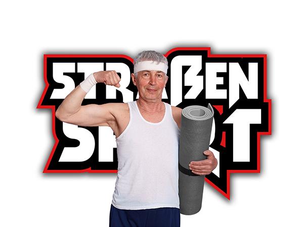 Älterer Mann in Sportkleidung mit einem Handtuch und einer Yoga-Matte vor einem "Straßensport"-Schild.